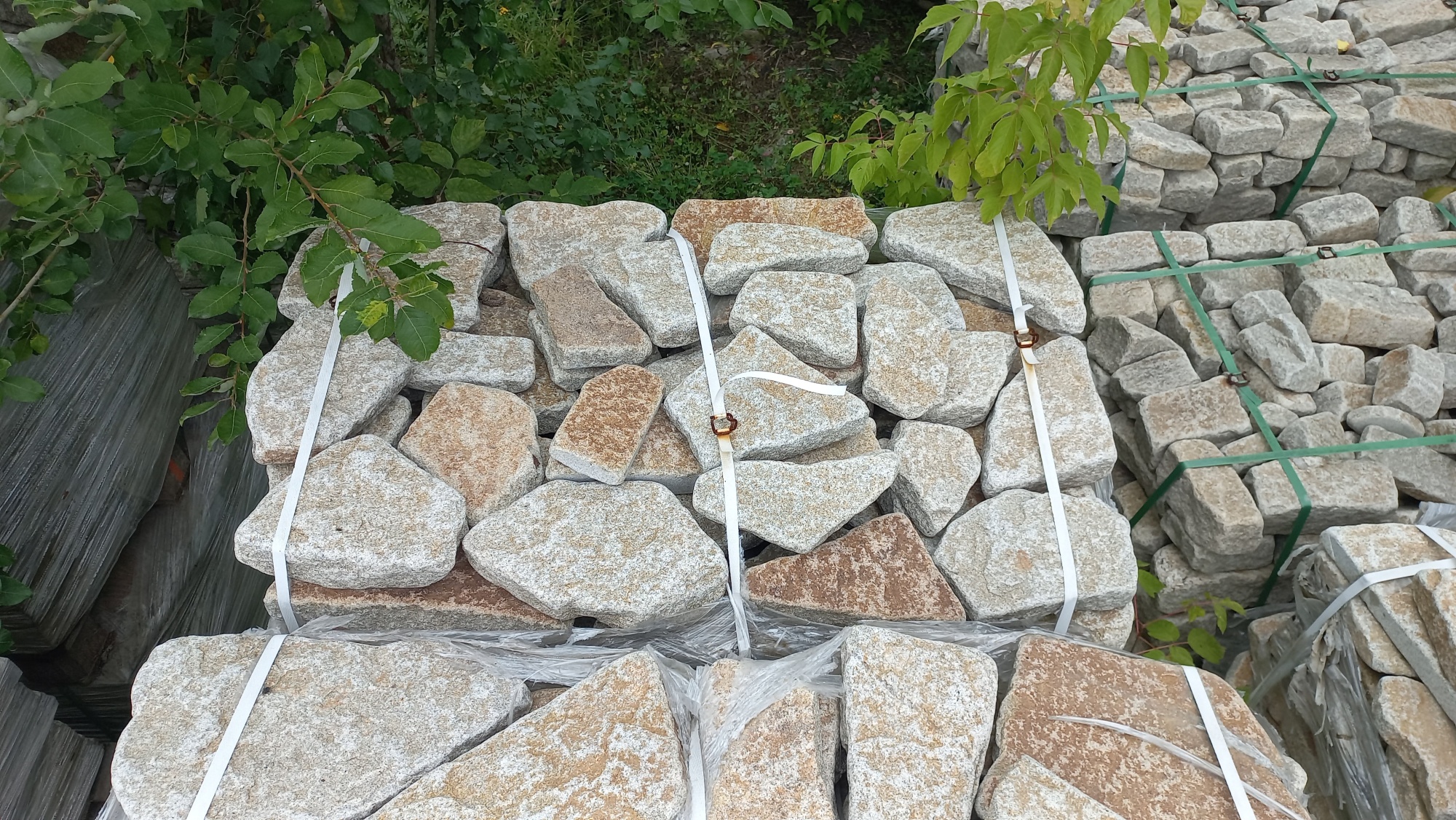 Плитняк галтованный гранитный для ландшафтного дизайна купить в Лобне