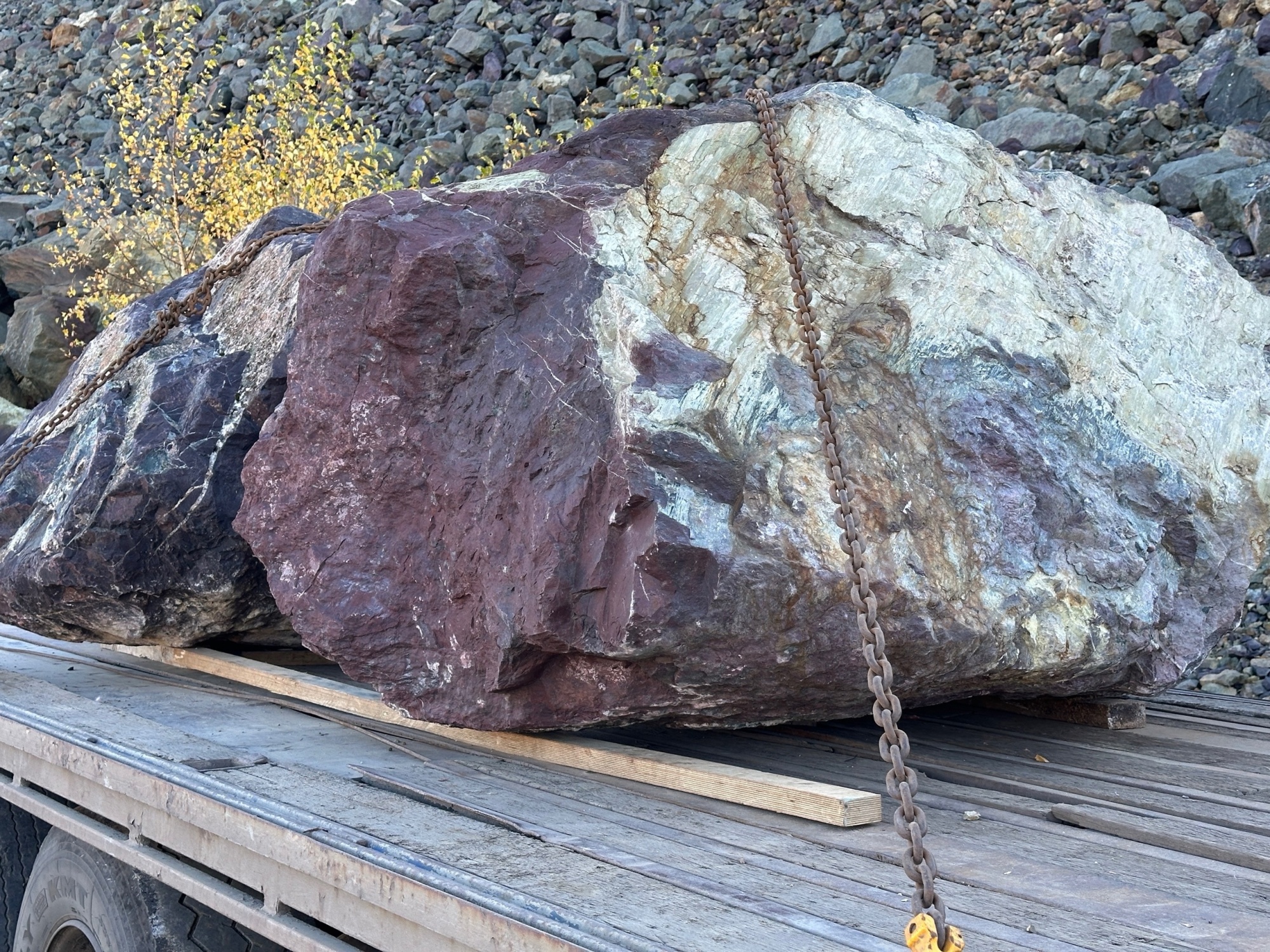 Огромные красно-фиолетовые валуны для ландшафтного дизайна весом более 5 тонн купить в Лобне