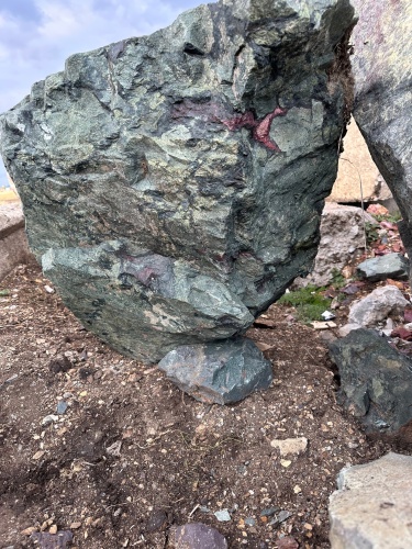 Гигантские зелёные валуны для ландшафтного дизайна весом более 5 тонн купить в Лобне