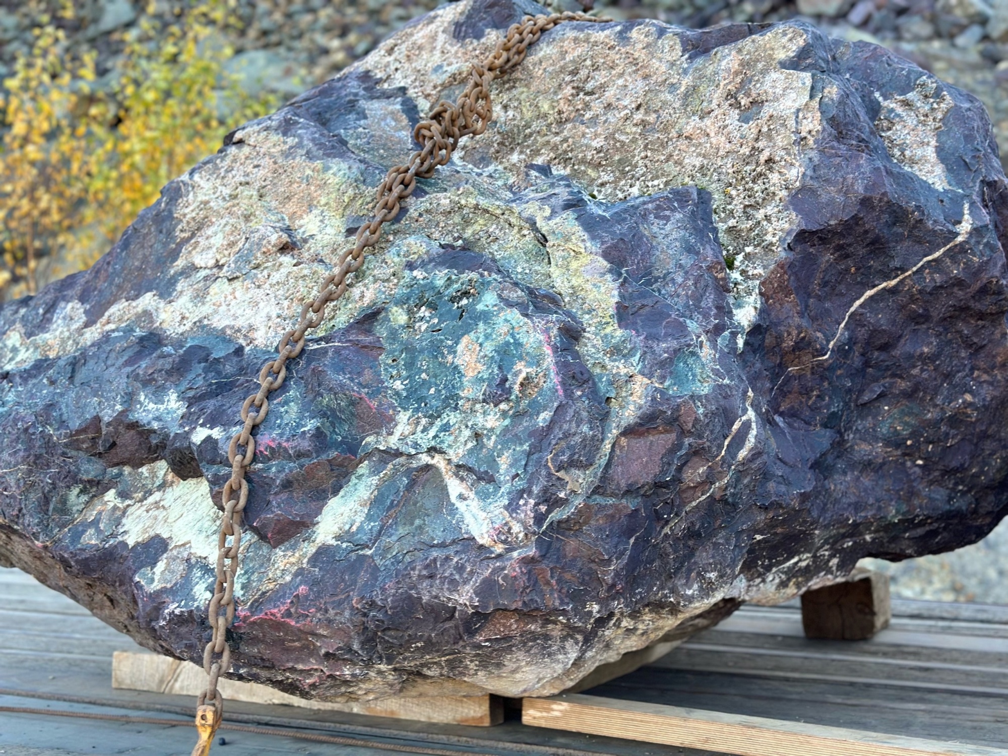 Огромные красно-фиолетовые валуны для ландшафтного дизайна весом более 5 тонн купить в Лобне