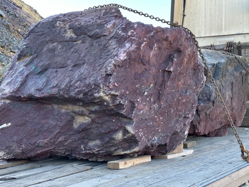 Огромные красно-фиолетовые валуны для ландшафтного дизайна весом более 5 тонн купить в Лобне