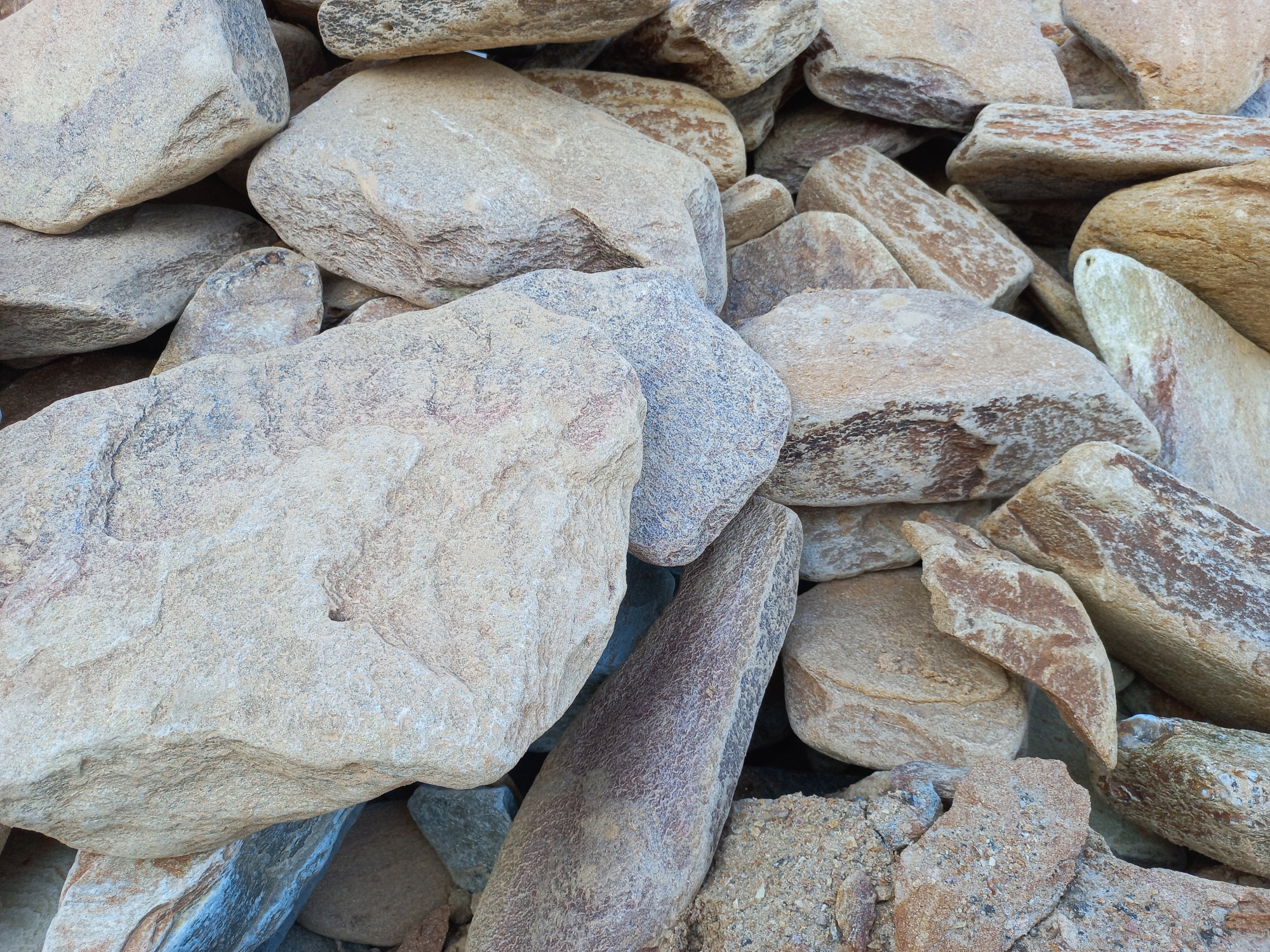 Златолит жёлтый, жёлто-зелёный глыбки и валуны для ланшафтного дизайна купить в Лобне