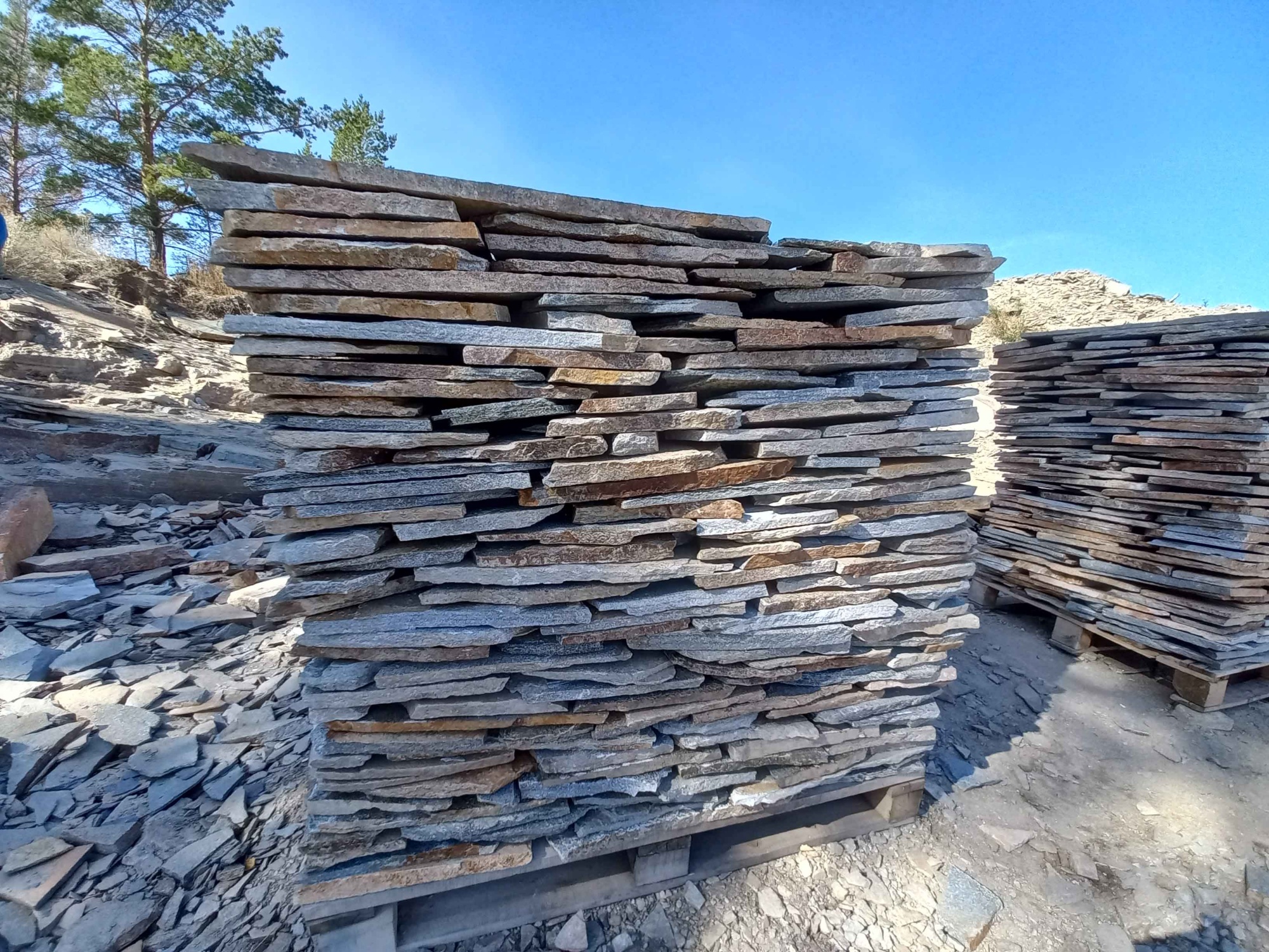 Плитняк златолит серебристый для фасада купить в Лобне