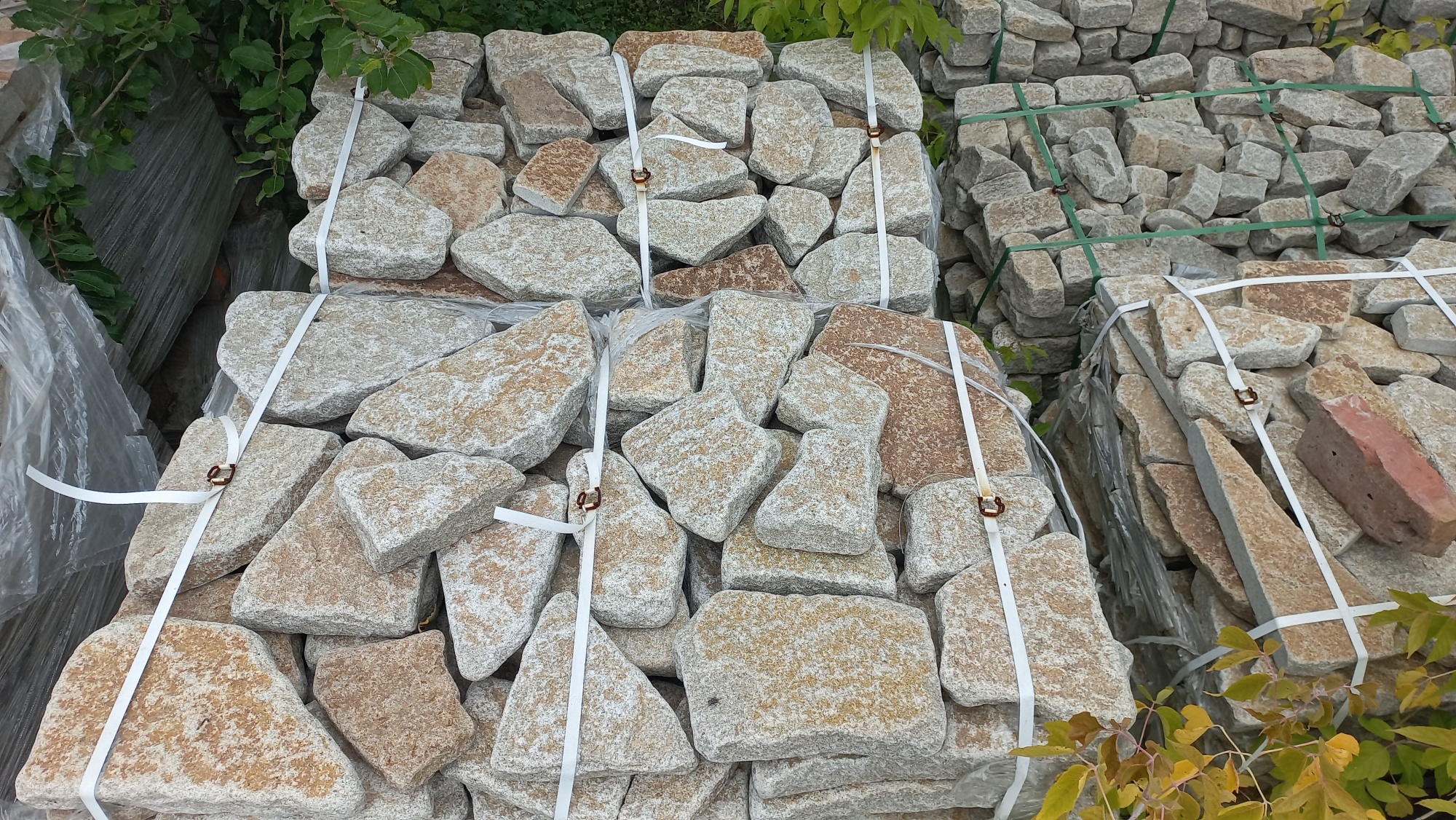 Гранитный плитняк галтованный для мощения купить в Лобне