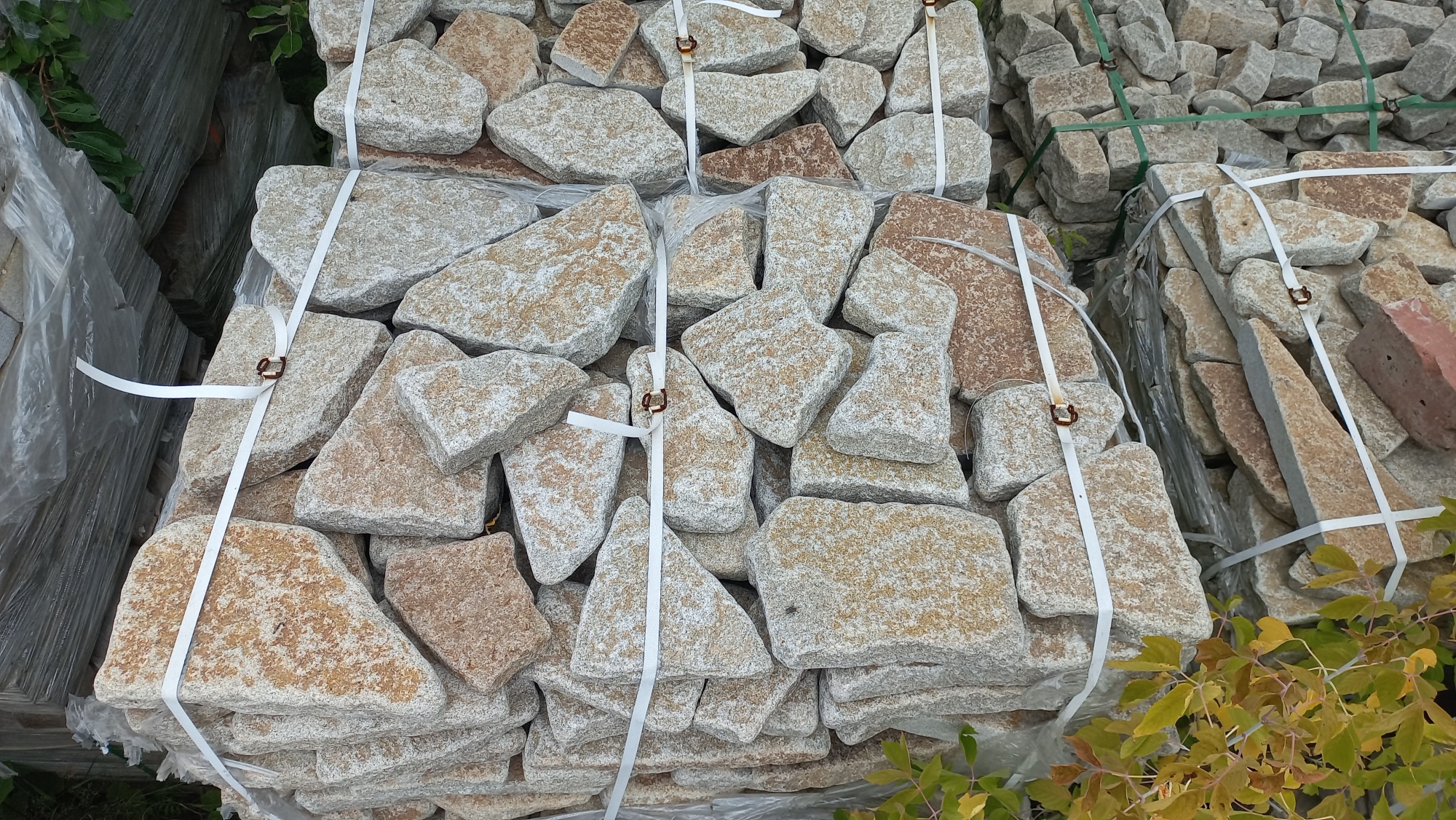 Плитняк галтованный гранитный для ландшафтного дизайна купить в Лобне