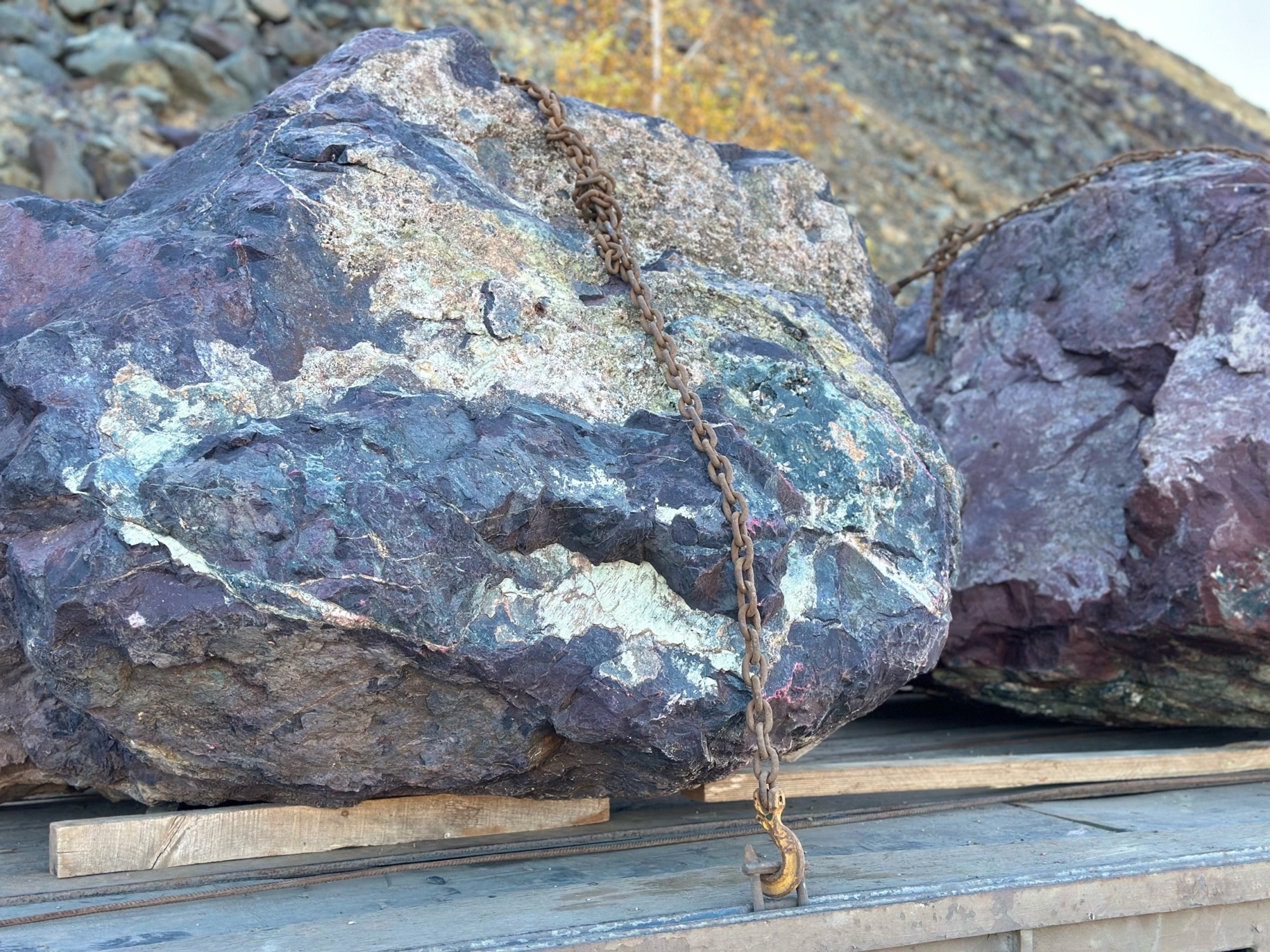 Огромные красно-фиолетовые валуны для ландшафтного дизайна весом более 5 тонн купить в Лобне