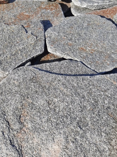 Златолит серебристый галтованный для лестниц купить в Лобне